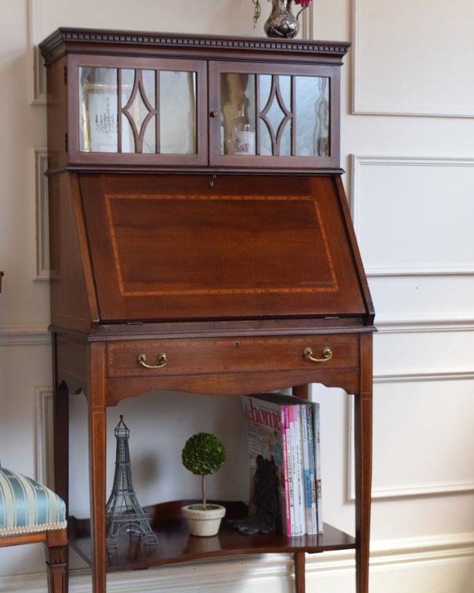 ビューロー　アンティーク家具　英国のアンティーク書斎机、飾り棚とデスクが付いた気品溢れるビューローブックケース。英国アンティークらしいガラス扉の美しさデスクの上はガラス扉のキャビネット。(q-2117-f)
