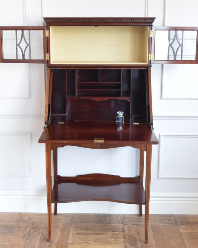 ビューロー　アンティーク家具　英国のアンティーク書斎机、飾り棚とデスクが付いた気品溢れるビューローブックケース。美しいガラス扉の中身は･･･専門の職人がしっかり修復したので、扉の中もこんな感じでキレイです。(q-2117-f)