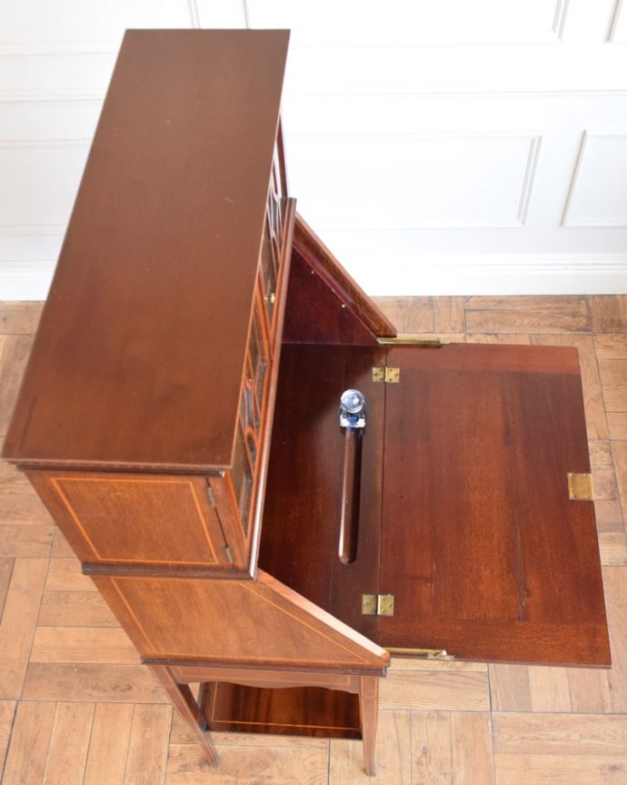 ビューロー　アンティーク家具　英国のアンティーク書斎机、飾り棚とデスクが付いた気品溢れるビューローブックケース。デスクの天板を上から見ると･･･やっぱりデスクは天板部分が気になるから、専門の職人が古い塗装を剥離してピッカピカに修復しました。(q-2117-f)