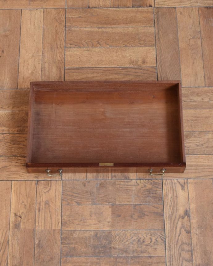 ビューロー　アンティーク家具　英国のアンティーク書斎机、飾り棚とデスクが付いた気品溢れるビューローブックケース。何でも収納できる引き出しもちろん、引き出しの中もキレイに修復しました。(q-2117-f)