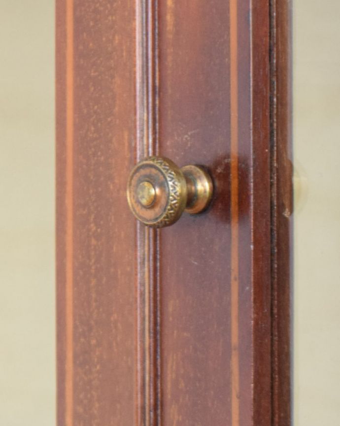 ビューロー　アンティーク家具　英国のアンティーク書斎机、飾り棚とデスクが付いた気品溢れるビューローブックケース。扉の取っ手取っ手だけを見ていても現代とは違って良質な素材が使われているのが分かります。(q-2117-f)