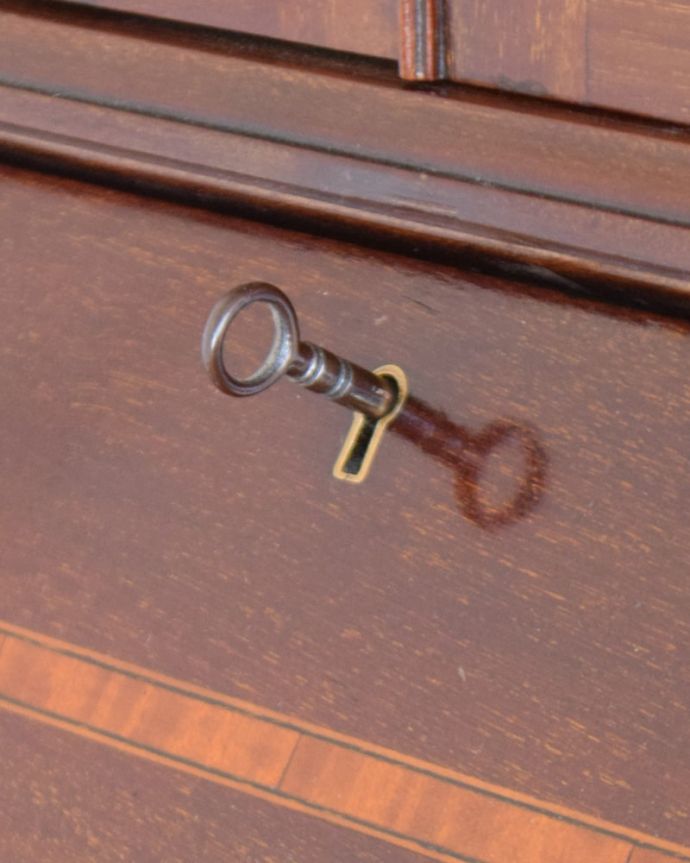 ビューロー　アンティーク家具　英国のアンティーク書斎机、飾り棚とデスクが付いた気品溢れるビューローブックケース。鍵を使って開けて下さいおとぎ話から出てきたような可愛いアンティークの鍵で開け閉め出来ます。(q-2117-f)