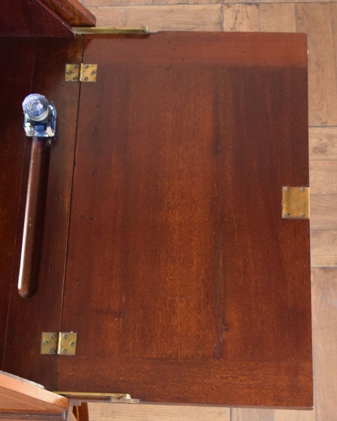 ビューロー　アンティーク家具　英国のアンティーク書斎机、飾り棚とデスクが付いた気品溢れるビューローブックケース。天板部分もキレイですやっぱりデスクの天板部分は気になるポイント。(q-2117-f)