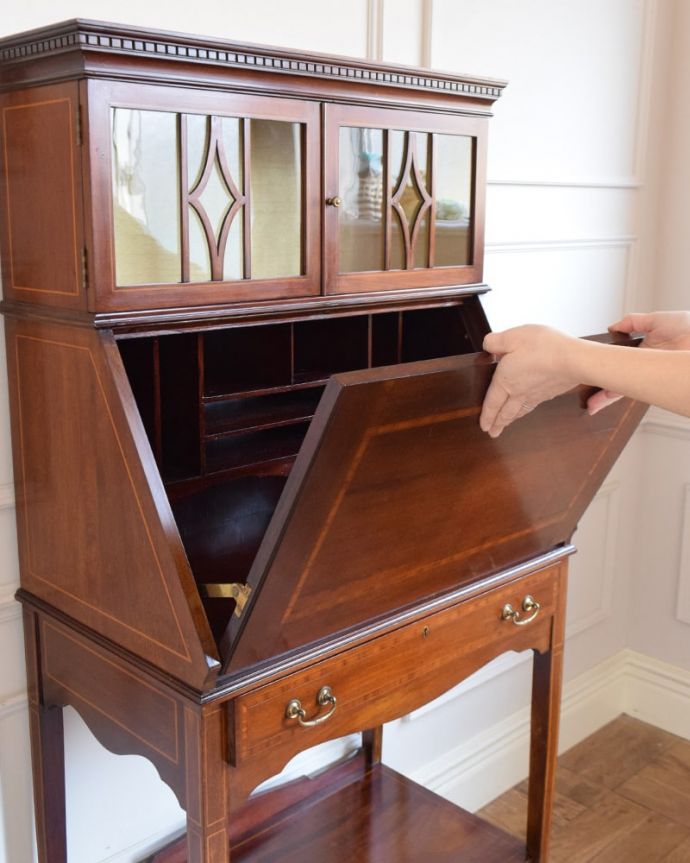 ビューロー　アンティーク家具　英国のアンティーク書斎机、飾り棚とデスクが付いた気品溢れるビューローブックケース。あっという間にデスクに変身扉を前に倒すだけで、あっという間にデスクが登場！どんな場所にも似合う「魅せるデスク」です。(q-2117-f)