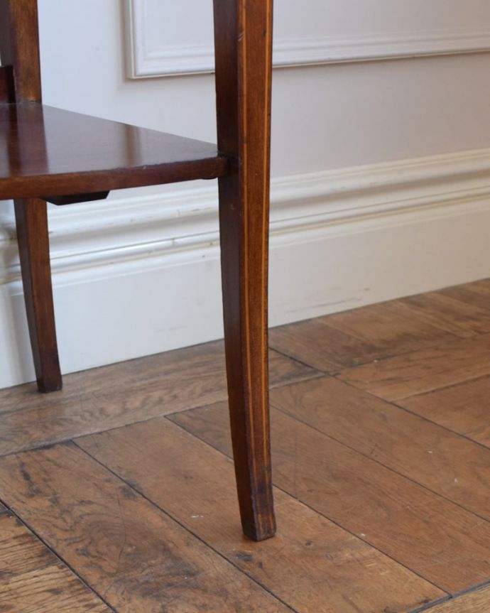 ビューロー　アンティーク家具　英国のアンティーク書斎机、飾り棚とデスクが付いた気品溢れるビューローブックケース。女性でも運べちゃう理由は･･･Handleのアンティークは、脚の裏にフェルトキーパーをお付けしていますので、重い家具でも床を滑らせれて移動する事が出来ます。(q-2117-f)