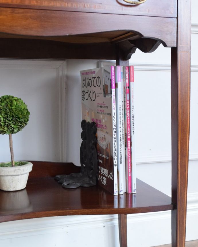 ビューロー　アンティーク家具　英国のアンティーク書斎机、飾り棚とデスクが付いた気品溢れるビューローブックケース。扉の中は収納たっぷりA4サイズの雑誌までしっかり収納出来ちゃう大きさ。(q-2117-f)