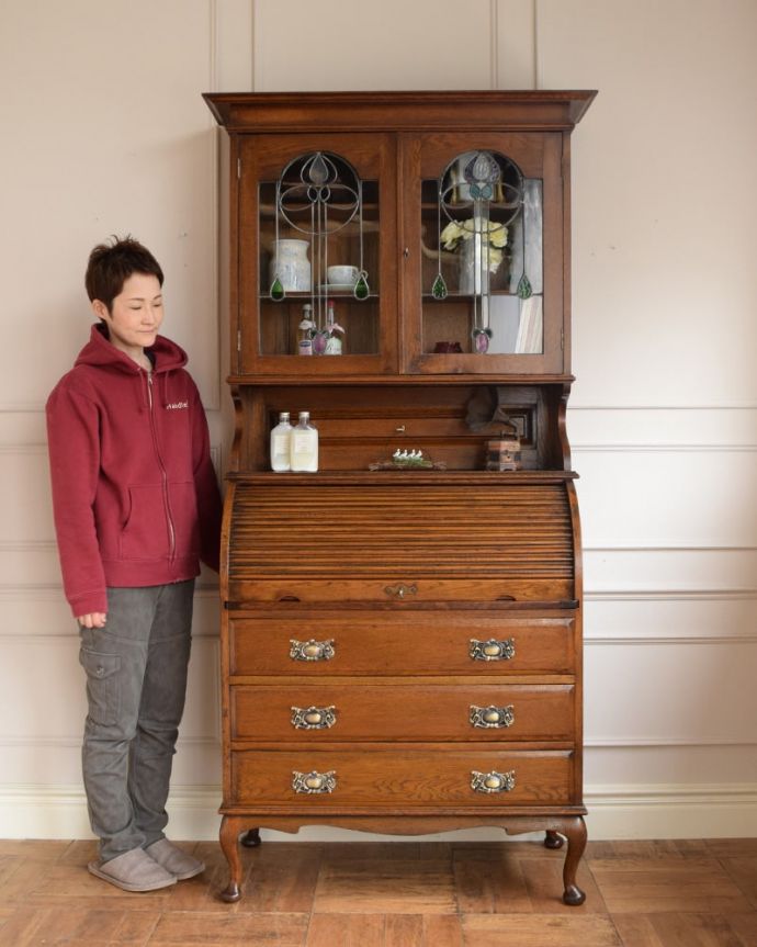 ビューロー アンティーク家具 英国から届いたアンティーク家具ステンドグラス扉のビューローブックケース。1つで3役こなしちゃう贅沢な家具見た目はガラスキャビネットなのに、デスクとチェストの機能も備えたビューローブックケース。(q-2118-f)