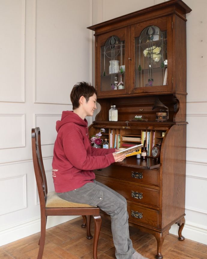 ビューロー アンティーク家具 英国から届いたアンティーク家具ステンドグラス扉のビューローブックケース。あっという間に自分だけの贅沢デスク扉を前に倒すとデスクが登場。(q-2118-f)