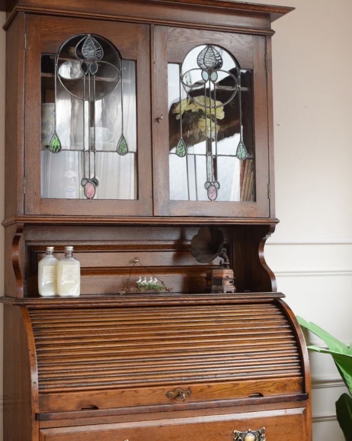 ビューロー アンティーク家具 英国から届いたアンティーク家具ステンドグラス扉のビューローブックケース。英国アンティークらしいガラス扉の美しさデスクの上はガラス扉のキャビネット。(q-2118-f)