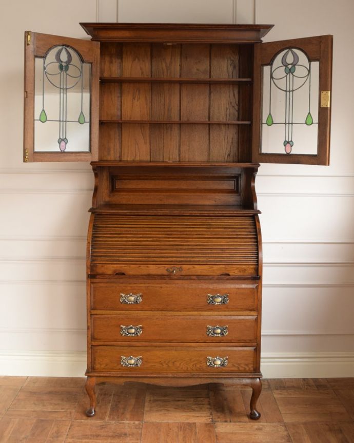 ビューロー アンティーク家具 英国から届いたアンティーク家具ステンドグラス扉のビューローブックケース。美しいガラス扉の中身は・・・専門の職人がしっかり修復したので、扉の中もこんな感じでキレイです。(q-2118-f)