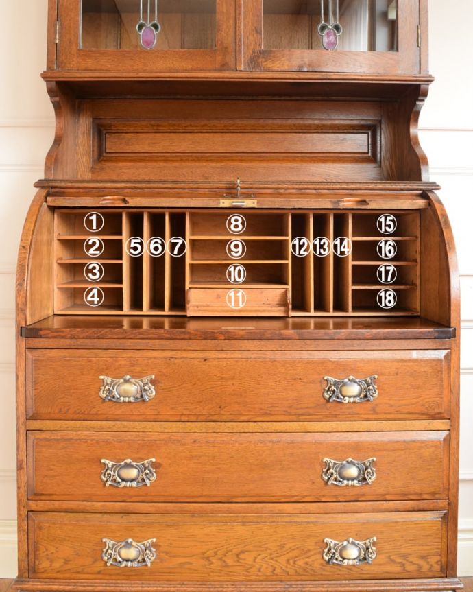 ビューロー アンティーク家具 英国から届いたアンティーク家具ステンドグラス扉のビューローブックケース。お片付け上手のヒミツ扉の中身はこんなに細かく仕切られています。(q-2118-f)