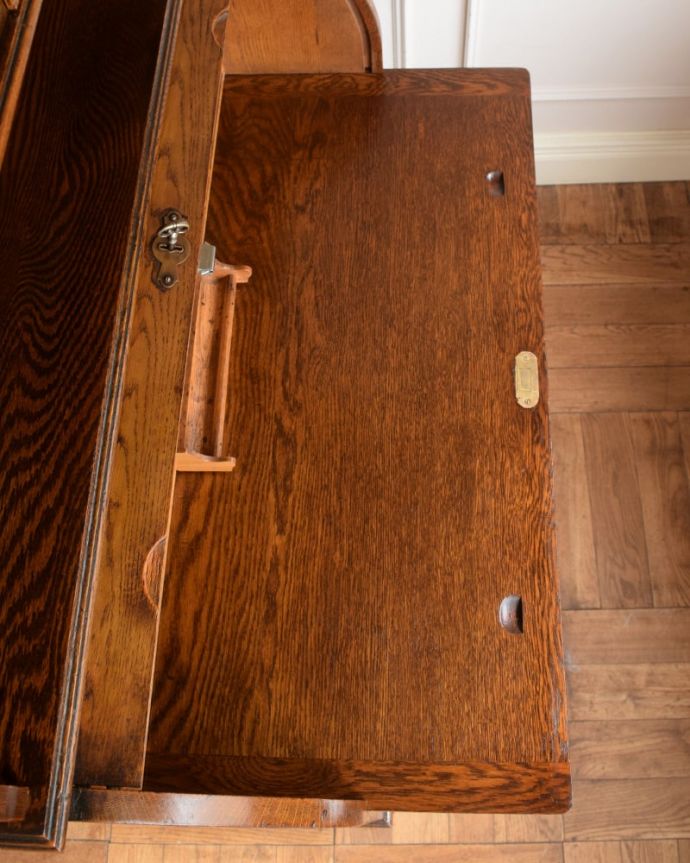 ビューロー アンティーク家具 英国から届いたアンティーク家具ステンドグラス扉のビューローブックケース。デスクの天板を上から見ると・・・やっぱりデスクは天板部分が気になるから、専門の職人が古い塗装を剥離してピッカピカに修復しました。(q-2118-f)