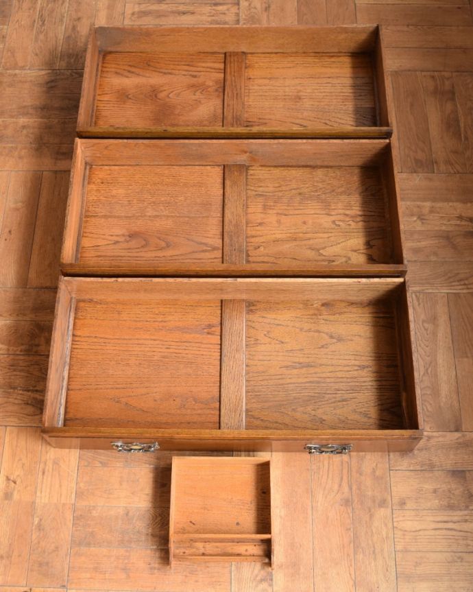 ビューロー アンティーク家具 英国から届いたアンティーク家具ステンドグラス扉のビューローブックケース。何でも収納できる引き出しもちろん、引き出しの中もキレイに修復しました。(q-2118-f)