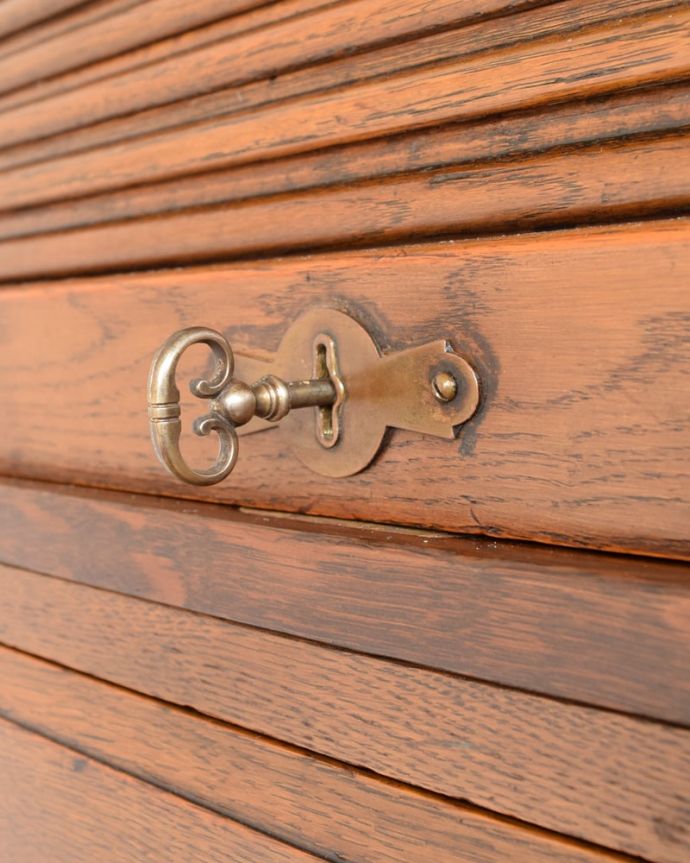 ビューロー アンティーク家具 英国から届いたアンティーク家具ステンドグラス扉のビューローブックケース。鍵を使って開けて下さいおとぎ話から出てきたような可愛いアンティークの鍵で開け閉め出来ます。(q-2118-f)