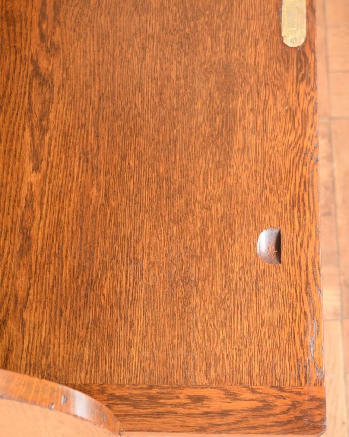 ビューロー アンティーク家具 英国から届いたアンティーク家具ステンドグラス扉のビューローブックケース。天板部分もキレイですやっぱりデスクの天板部分は気になるポイント。(q-2118-f)