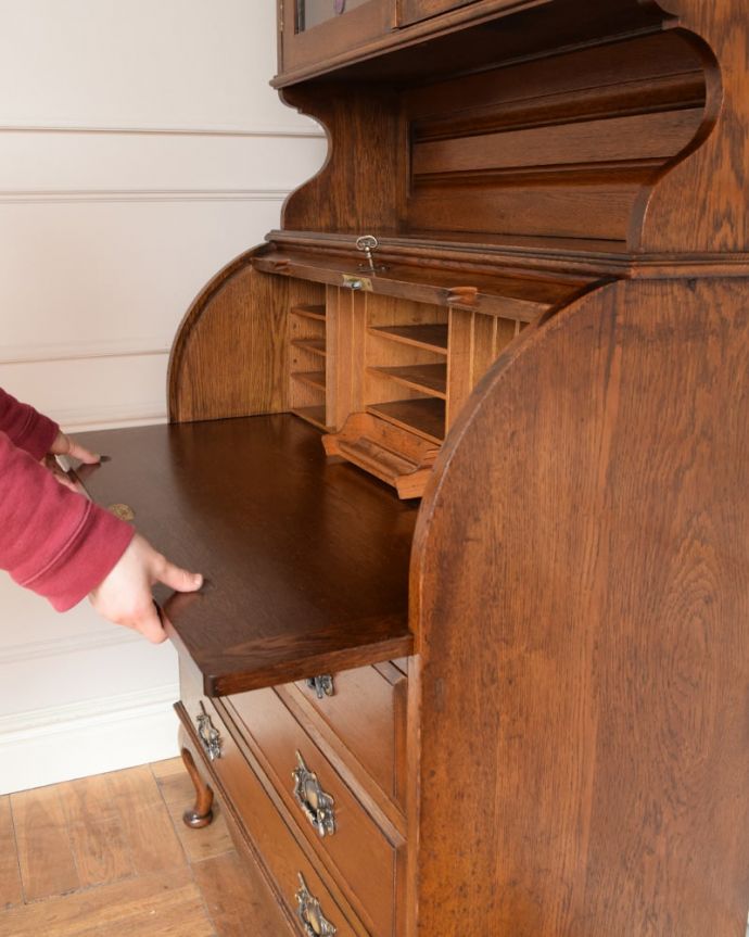 ビューロー アンティーク家具 英国から届いたアンティーク家具ステンドグラス扉のビューローブックケース。あっという間にデスクに変身扉を前に倒すだけで、あっという間にデスクが登場!どんな場所にも似合う「魅せるデスク」です。(q-2118-f)