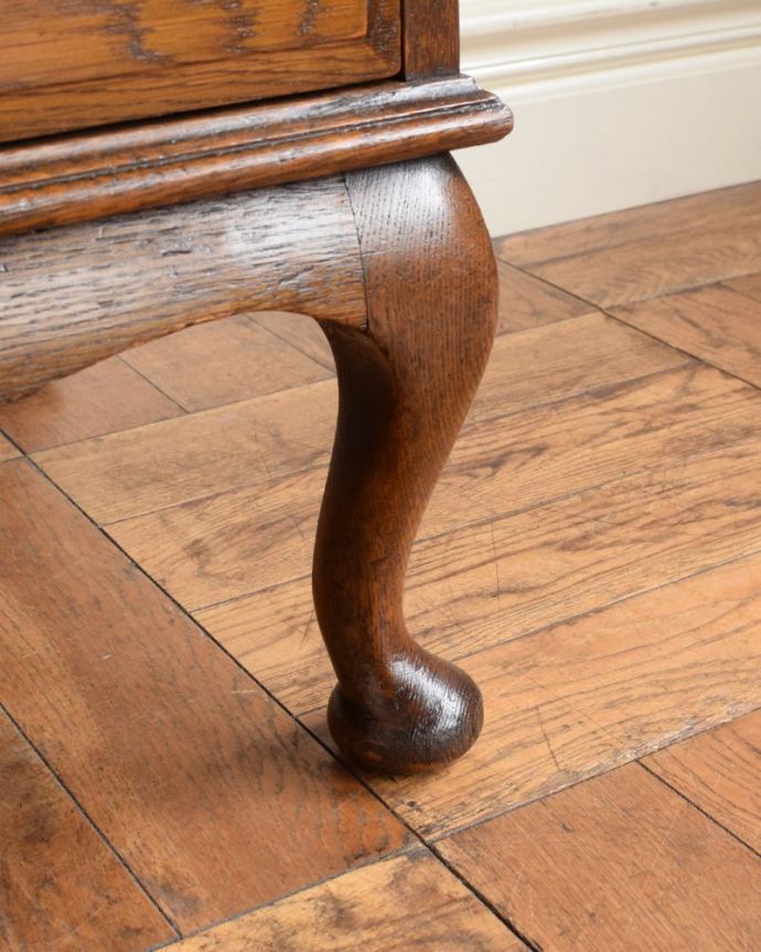 ビューロー アンティーク家具 英国から届いたアンティーク家具ステンドグラス扉のビューローブックケース。女性でも運べちゃう理由は・・・Handleのアンティークは、脚の裏にフェルトキーパーをお付けしていますので、重い家具でも床を滑らせれて移動する事が出来ます。(q-2118-f)