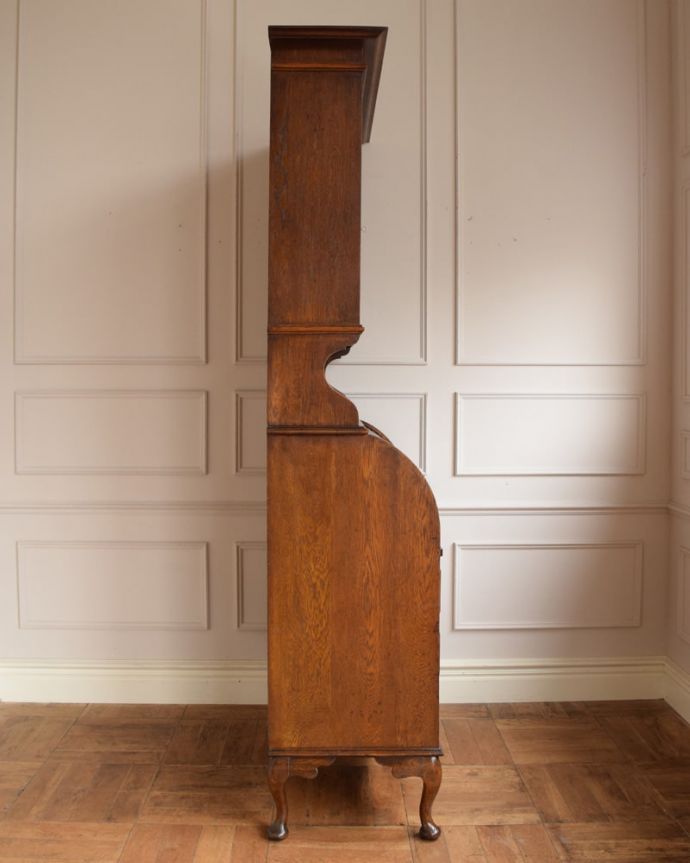 ビューロー アンティーク家具 英国から届いたアンティーク家具ステンドグラス扉のビューローブックケース。横から見た姿もステキ横から見てみるとこんな感じです。(q-2118-f)