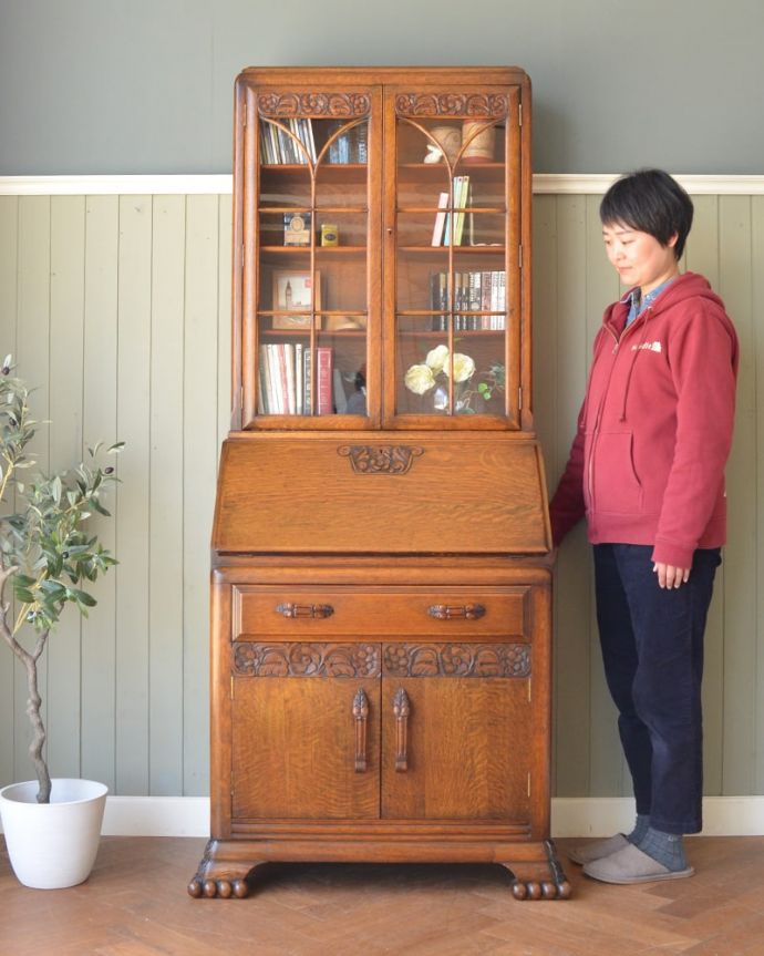 ビューロー　アンティーク家具　英国らしいアンティーク家具、彫りが美しいビューローブックケース（本棚＆デスク）。1つで3役こなしちゃう贅沢な家具見た目はガラスキャビネットなのに、デスクとチェストの機能も備えたビューローブックケース。(q-2119-f)