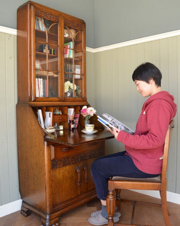 ビューロー　アンティーク家具　英国らしいアンティーク家具、彫りが美しいビューローブックケース（本棚＆デスク）。あっという間に自分だけの贅沢デスク扉を前に倒すとデスクが登場。(q-2119-f)