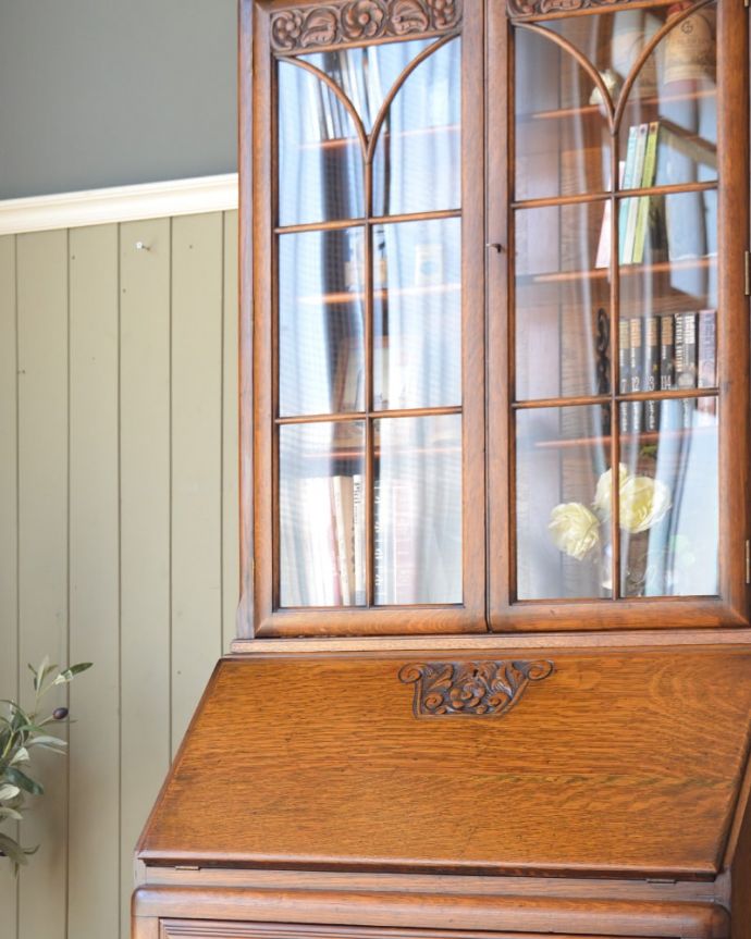 ビューロー　アンティーク家具　英国らしいアンティーク家具、彫りが美しいビューローブックケース（本棚＆デスク）。英国アンティークらしいガラス扉の美しさデスクの上はガラス扉のキャビネット。(q-2119-f)