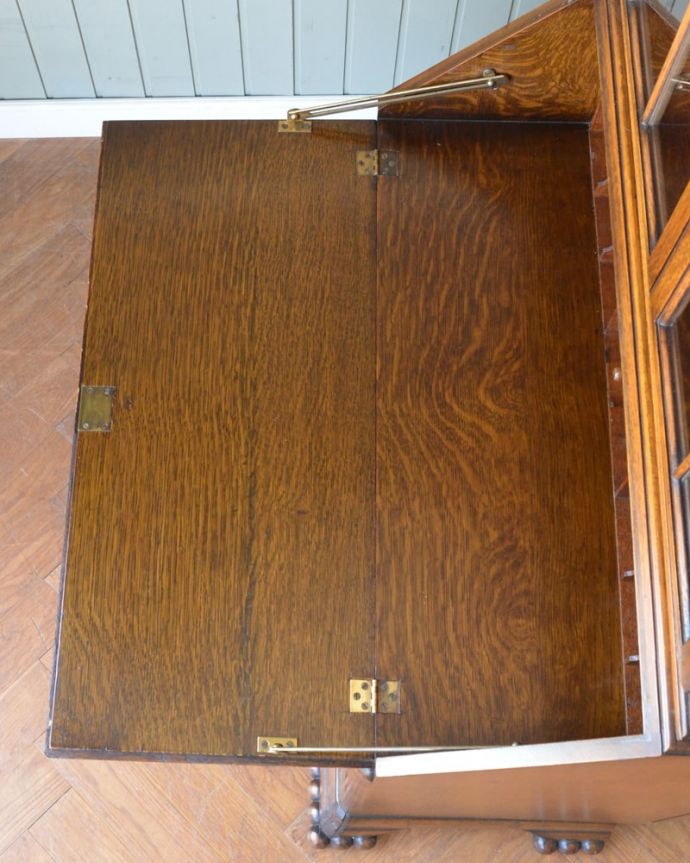 ビューロー　アンティーク家具　英国らしいアンティーク家具、彫りが美しいビューローブックケース（本棚＆デスク）。デスクの天板を上から見ると･･･やっぱりデスクは天板部分が気になるから、専門の職人が古い塗装を剥離してピッカピカに修復しました。(q-2119-f)