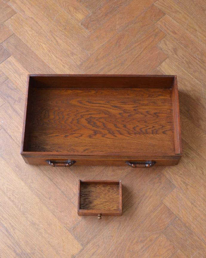 ビューロー　アンティーク家具　英国らしいアンティーク家具、彫りが美しいビューローブックケース（本棚＆デスク）。何でも収納できる引き出しもちろん、引き出しの中もキレイに修復しました。(q-2119-f)