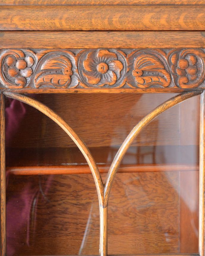 ビューロー　アンティーク家具　英国らしいアンティーク家具、彫りが美しいビューローブックケース（本棚＆デスク）。惚れ惚れしちゃう美しさこんなに堅い無垢材に一体どうやって彫ったんだろう？と不思議になるくらい細かい彫にうっとりです。(q-2119-f)