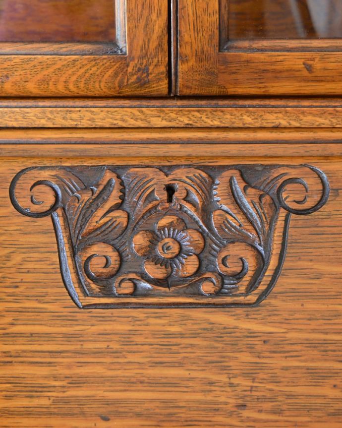 ビューロー　アンティーク家具　英国らしいアンティーク家具、彫りが美しいビューローブックケース（本棚＆デスク）。いろんな場所にこだわり彫のデザインもいろいろです。(q-2119-f)