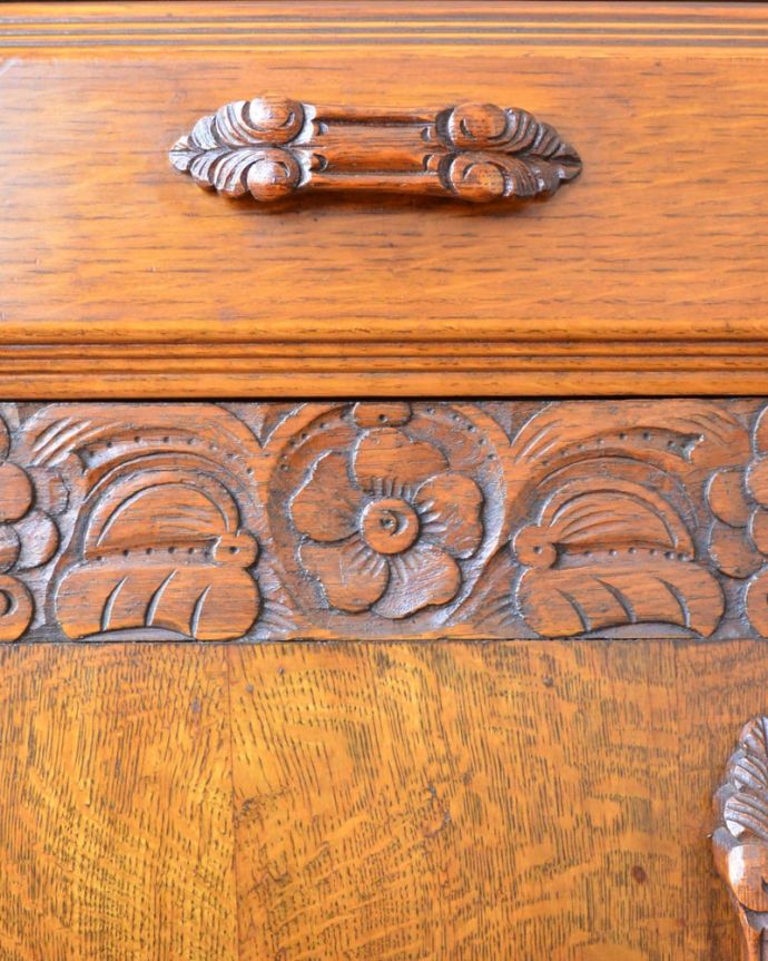 ビューロー　アンティーク家具　英国らしいアンティーク家具、彫りが美しいビューローブックケース（本棚＆デスク）。英国のアンティークらしさアンティークらしい丁寧な装飾。(q-2119-f)