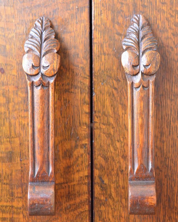 ビューロー　アンティーク家具　英国らしいアンティーク家具、彫りが美しいビューローブックケース（本棚＆デスク）。アンティークらしいデザインこんな場所にも凝ったデザイン。(q-2119-f)