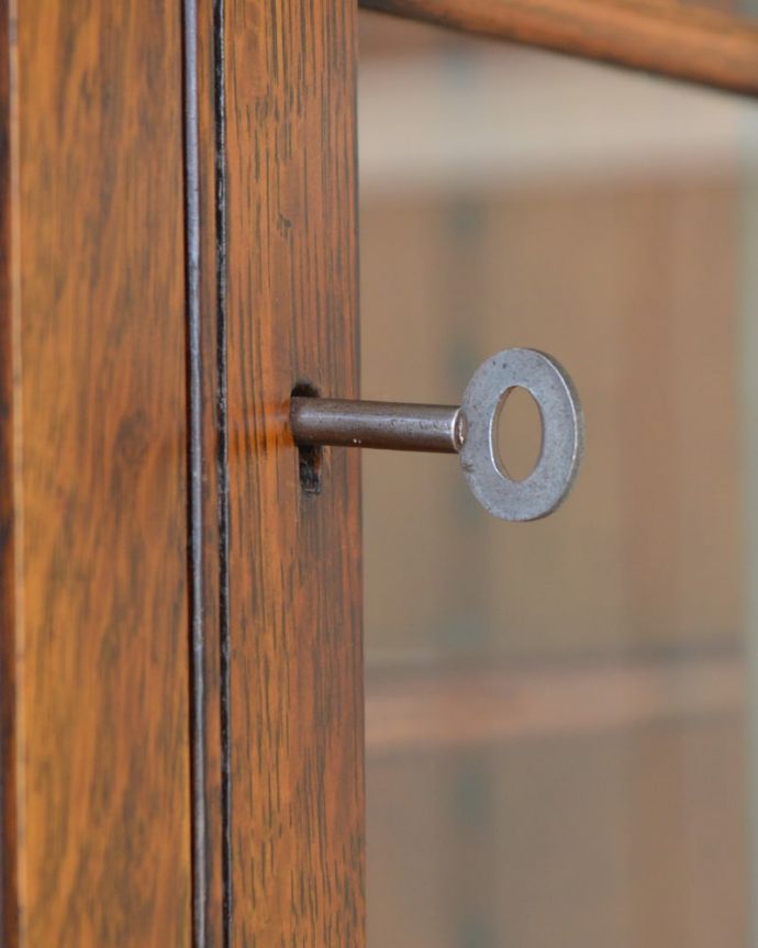 ビューロー　アンティーク家具　英国らしいアンティーク家具、彫りが美しいビューローブックケース（本棚＆デスク）。鍵を使って開けて下さいおとぎ話から出てきたような可愛いアンティークの鍵で開け閉め出来ます。(q-2119-f)