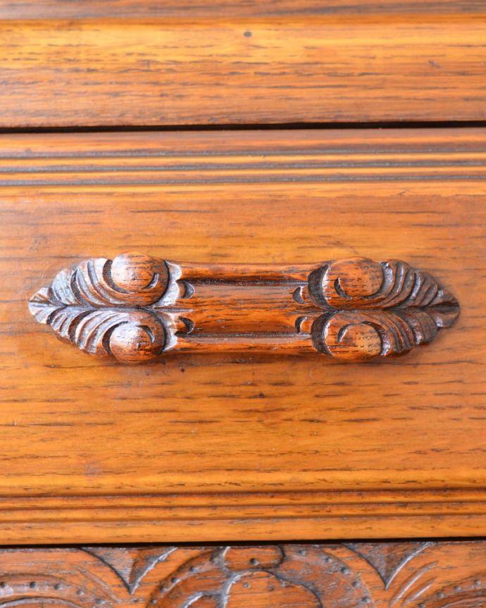 ビューロー　アンティーク家具　英国らしいアンティーク家具、彫りが美しいビューローブックケース（本棚＆デスク）。開けるたびに、ワクワクしちゃう。(q-2119-f)