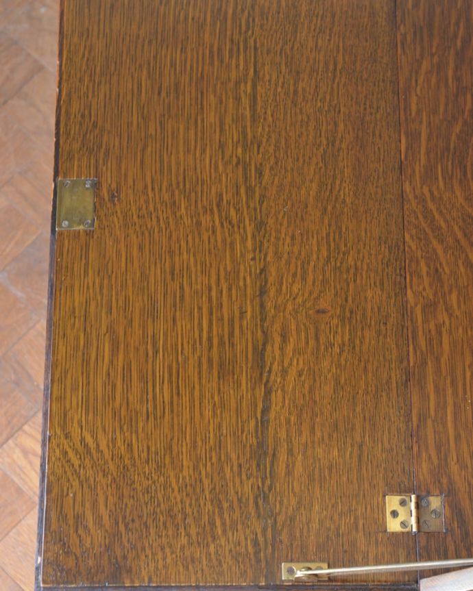 ビューロー　アンティーク家具　英国らしいアンティーク家具、彫りが美しいビューローブックケース（本棚＆デスク）。天板部分もキレイですやっぱりデスクの天板部分は気になるポイント。(q-2119-f)