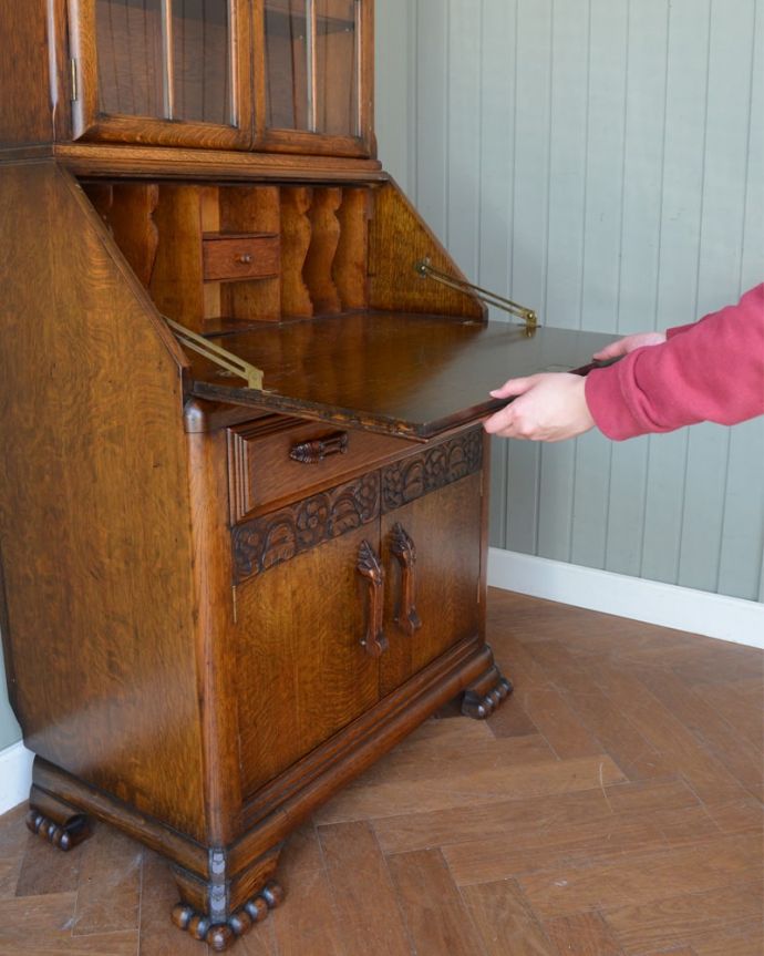 ビューロー　アンティーク家具　英国らしいアンティーク家具、彫りが美しいビューローブックケース（本棚＆デスク）。あっという間にデスクに変身扉を前に倒すだけで、あっという間にデスクが登場！どんな場所にも似合う「魅せるデスク」です。(q-2119-f)