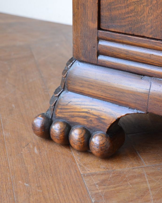 ビューロー　アンティーク家具　英国らしいアンティーク家具、彫りが美しいビューローブックケース（本棚＆デスク）。女性でも運べちゃう理由は･･･Handleのアンティークは、脚の裏にフェルトキーパーをお付けしていますので、重い家具でも床を滑らせれて移動する事が出来ます。(q-2119-f)