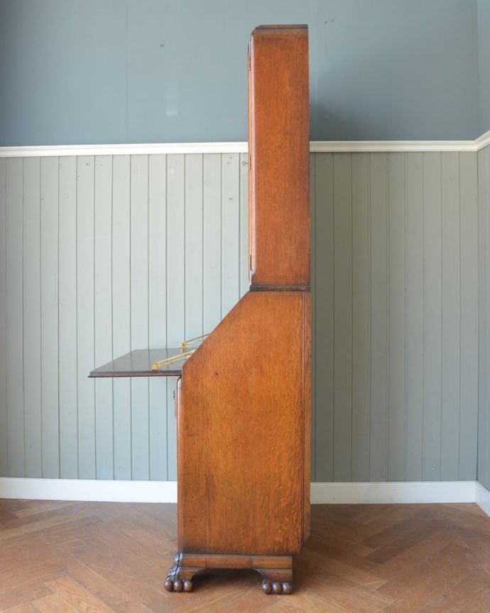 ビューロー　アンティーク家具　英国らしいアンティーク家具、彫りが美しいビューローブックケース（本棚＆デスク）。横から見た姿もステキ横から見てみるとこんな感じです。(q-2119-f)