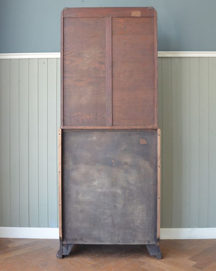 ビューロー　アンティーク家具　英国らしいアンティーク家具、彫りが美しいビューローブックケース（本棚＆デスク）。後ろ姿までキレイです。(q-2119-f)