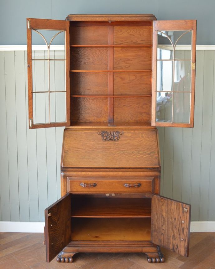 ビューロー　アンティーク家具　英国らしいアンティーク家具、彫りが美しいビューローブックケース（本棚＆デスク）。美しいガラス扉の中身は･･･専門の職人がしっかり修復したので、扉の中もこんな感じでキレイです。(q-2119-f)