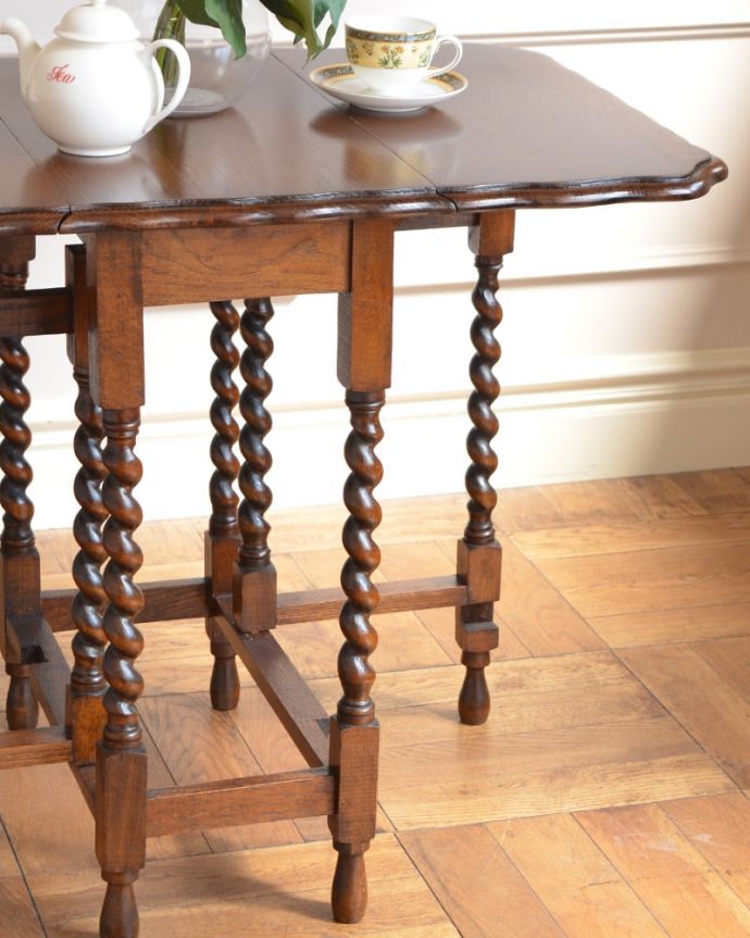 アンティークのテーブル　アンティーク家具　伸張式のアンティーク英国家具、天板の縁どりも美しいゲートレッグテーブル。自慢はやっぱりゲート（門）のような脚まるでゲート（門）が開くような脚の形から名前が付けられたゲートレッグテーブル。(q-2120-f)