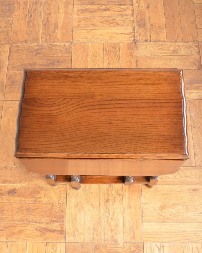 アンティークのテーブル　アンティーク家具　伸張式のアンティーク英国家具、天板の縁どりも美しいゲートレッグテーブル。畳むとこんなにスリムなサイズリーフを閉じた状態のテーブルを上から見るとこんな感じ。(q-2120-f)