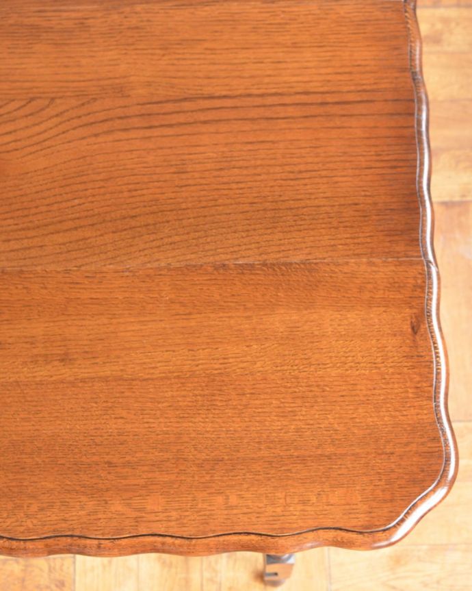 アンティークのテーブル　アンティーク家具　伸張式のアンティーク英国家具、天板の縁どりも美しいゲートレッグテーブル。近づいて見てみると･･･時間と手間暇を掛けて職人が丁寧にお直しした天板は、木目も美しいんです。(q-2120-f)