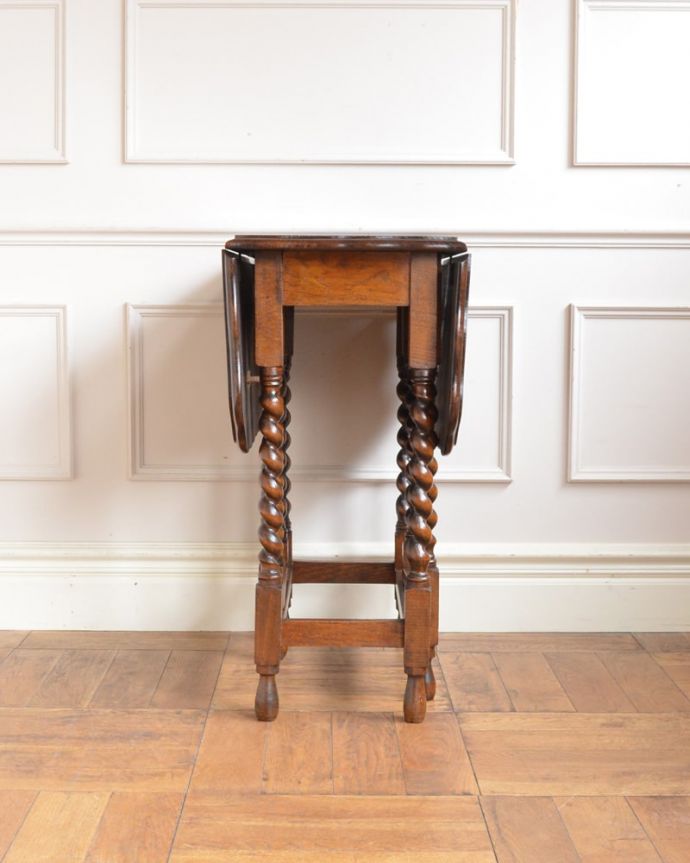 アンティークのテーブル　アンティーク家具　伸張式のアンティーク英国家具、天板の縁どりも美しいゲートレッグテーブル。意外にコンパクト昔、使わないとき壁にピタッと付けて収納出来るように作られたテーブル。(q-2120-f)