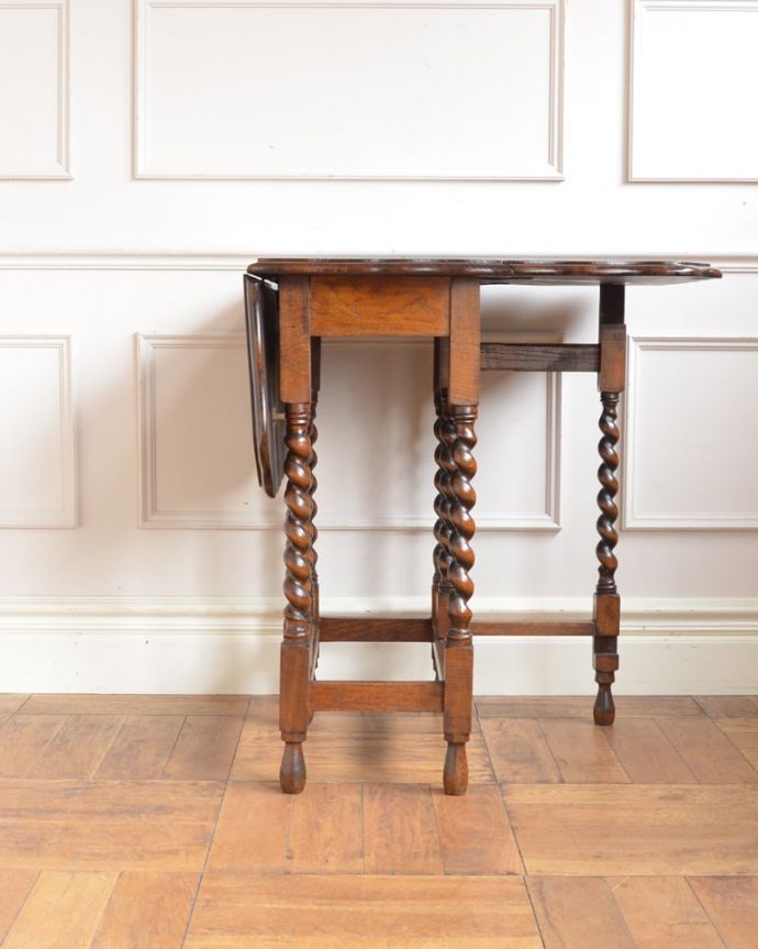 アンティークのテーブル　アンティーク家具　伸張式のアンティーク英国家具、天板の縁どりも美しいゲートレッグテーブル。片方開くと････片方のリーフを開くとこんな感じ。(q-2120-f)