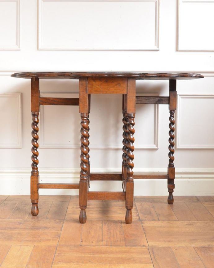 アンティークのテーブル　アンティーク家具　伸張式のアンティーク英国家具、天板の縁どりも美しいゲートレッグテーブル。両方開けば大きなサイズゲートレッグテーブルはゲートが開くように作られた脚のデザインも印象的。(q-2120-f)