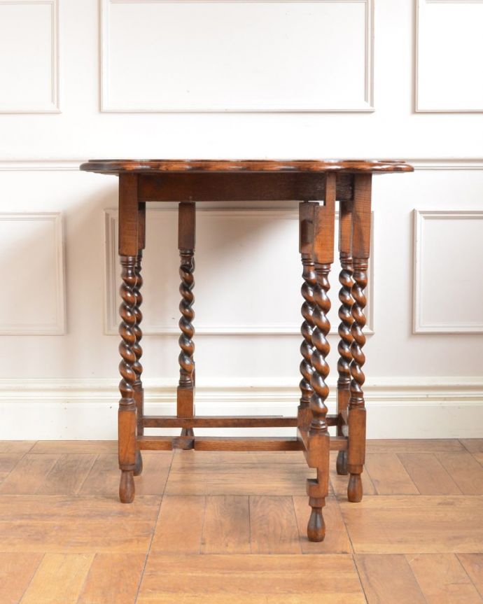 アンティークのテーブル　アンティーク家具　伸張式のアンティーク英国家具、天板の縁どりも美しいゲートレッグテーブル。クルッと回転。(q-2120-f)
