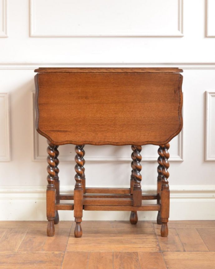 アンティークのテーブル　アンティーク家具　伸張式のアンティーク英国家具、天板の縁どりも美しいゲートレッグテーブル。クルッと回転。(q-2120-f)