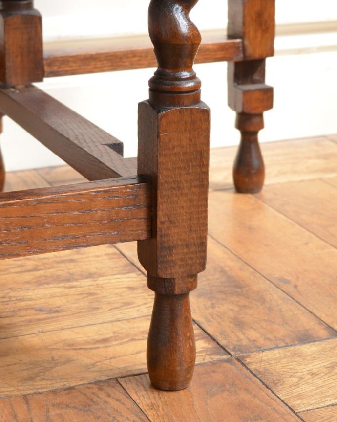 アンティークのテーブル　アンティーク家具　伸張式のアンティーク英国家具、天板の縁どりも美しいゲートレッグテーブル。持ち上げなくても移動できます！Handleのアンティークは、脚の裏にフェルトキーパーをお付けしていますので、持ち上げなくても床を滑らせて移動させることが出来ます。(q-2120-f)