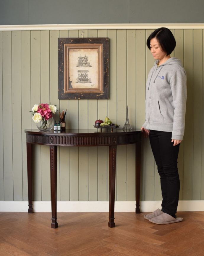 アンティークのコンソールテーブル