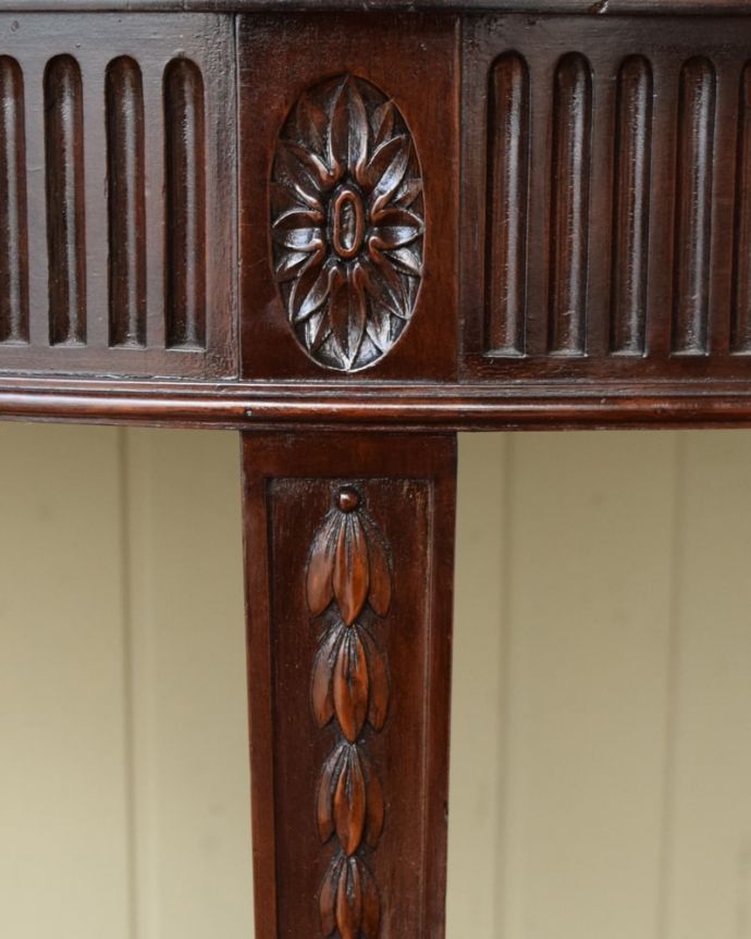 英国アンティーク家具らしい彫
